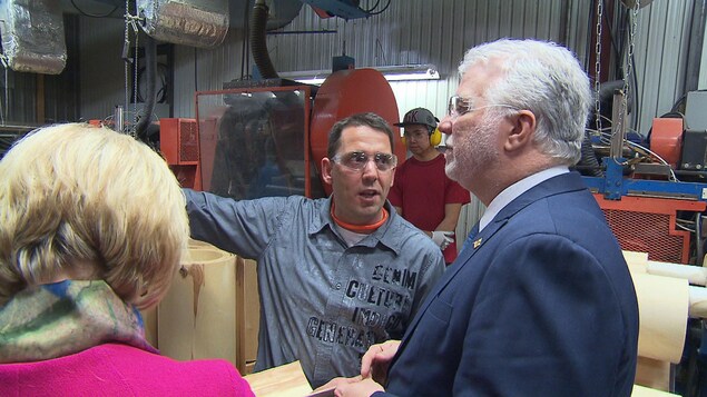 Philippe Couillard visite l'usine John Lewis de La Tuque Philippe Couillard visite l'usine John Lewis de La Tuque