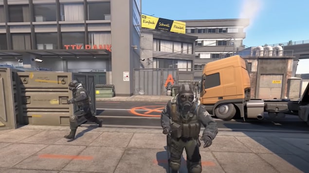 Deux personnages du jeu avec des masques à gaz s'enfuient devant un camion dans une rue.