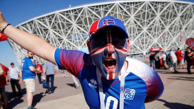 Un supporteur de l'Islande se trouve devant le stade de soccer. Un supporteur de l'Islande se trouve devant le stade de soccer.