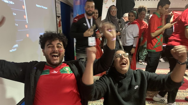 شابان يركعان أرضا مسرورين بفوز منتخب بلدهما الأم المغرب على كندا الخميس 1 ديسمبر 2022.