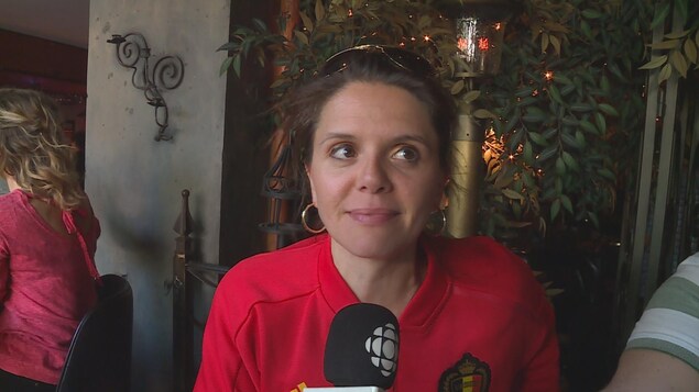 La dame en entrevue avec le chandail de l'équipe belge. La dame en entrevue avec le chandail de l'équipe belge.