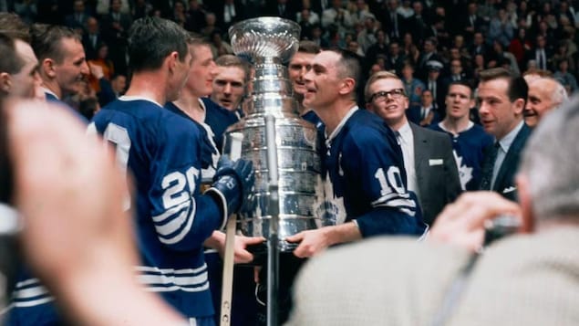 George Armstrong et Bob Pulford célèbrent la conquête de la Coupe Stanley de 1967. 
