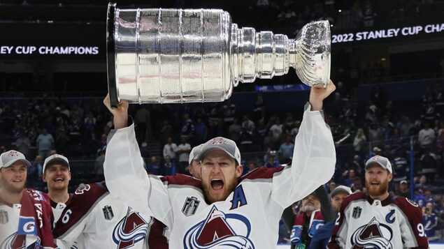 Deux joueurs de l’Atlantique soulèvent la coupe Stanley