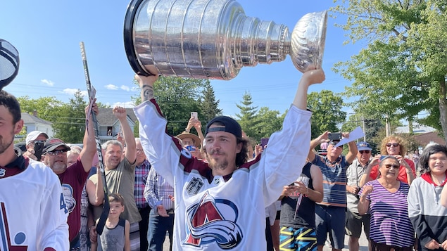 Le comportement de Samuel Girard lors du défilé de la Coupe Stanley fait réagir