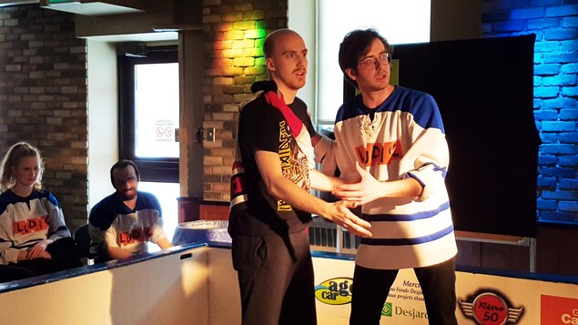 Des joueurs de l'Université de Montréal et de l'École polytechnique de Montréal en train d'improviser Des joueurs de l'Université de Montréal et de l'École polytechnique de Montréal en train d'improviser