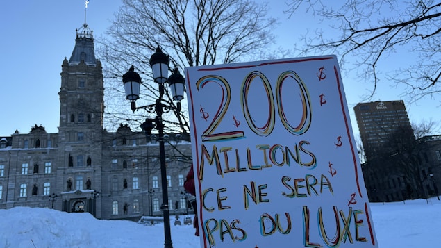 Des manifestations pour sauver la culture québécoise et ses artisans se sont déroulées dans six villes cet après-midi : Québec, Sherbrooke, Montréal, Rouyn-Noranda, Saint-Jean-Port-Joli et Sainte-Rose. Le collectif la Grande mobilisation des arts au Québec, qui organisait l'événement, dénonce un manque de financement des institutions culturelles de la part du gouvernement de la Coalition avenir Québec.