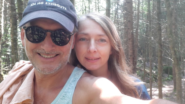 Un couple dans une forêt.