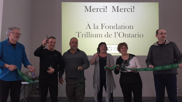 Coupure de ruban pour inaugurer le nouveau Centre culturel et de loisirs de Jogues. Coupure de ruban pour inaugurer le nouveau Centre culturel et de loisirs de Jogues.
