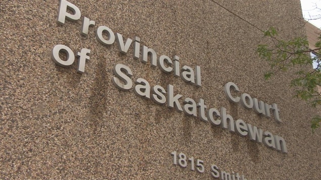 Une photo de la devanture de la Cour provinciale de la Saskatchewan, à Regina