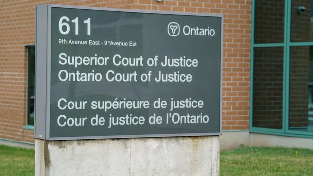 Un panneau devant un tribunal.