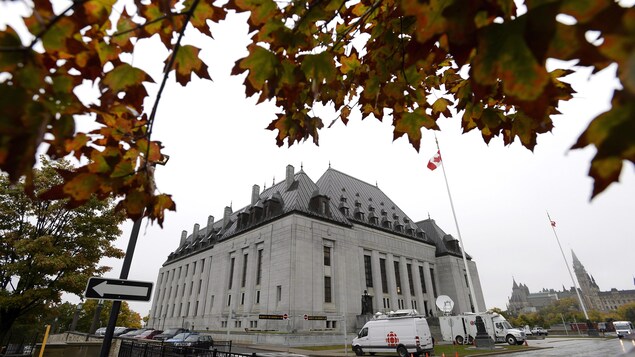 L'édifice de la Cour suprême du Canada à Ottawa par une journée d'automne