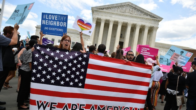 Des manifestants devant la Cour suprême des États-Unis