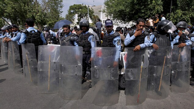 Quelque 1500 policiers des forces d'élite ont été déployés autour de la Cour suprême du Pakistan en prévision du verdict. Quelque 1500 policiers des forces d'élite ont été déployés autour de la Cour suprême du Pakistan en prévision du verdict.