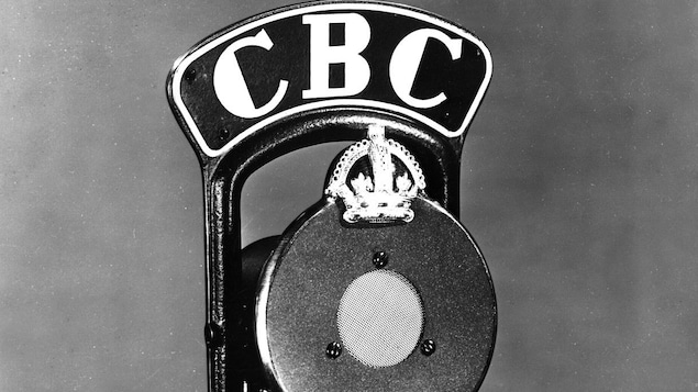 Plan rapproché du micro de CBC avec une couronne sur le dessus.