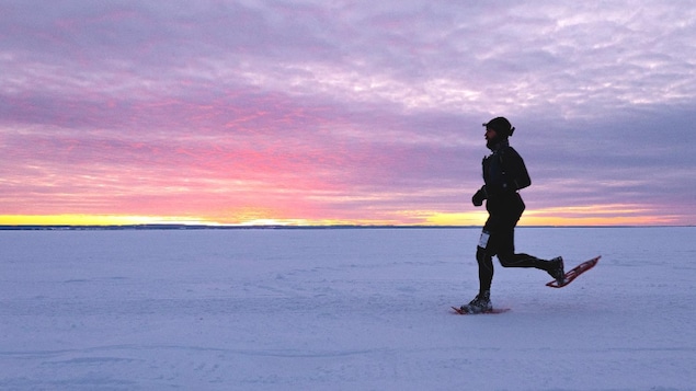 Un coureur en raquette sur le lac Saint-Jean.