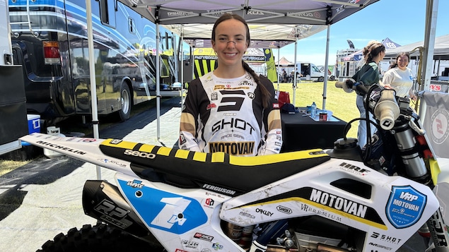 Katrine Ferguson, 19 ans, championne de motocross dans l'Ouest en 2025, s'apprête à affronter d'autres pilotes sur les circuits de Pilot Mound au sud-ouest de Winnipeg.