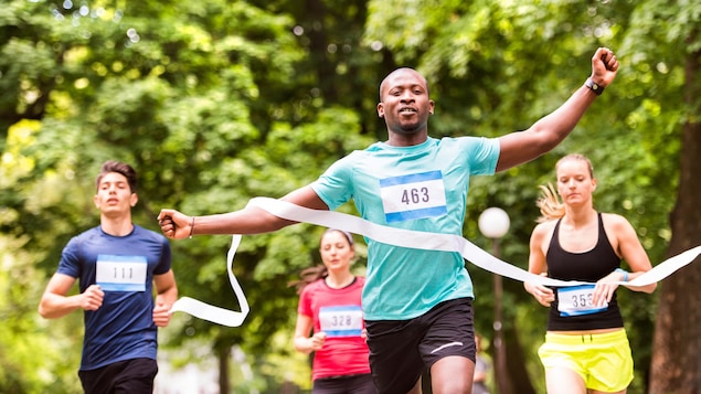 Des coureurs complètent un marathon. Des coureurs complètent un marathon.
