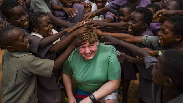 Courtney Neilson entourée de jeunes Zambiens. Courtney Neilson entourée de jeunes Zambiens.