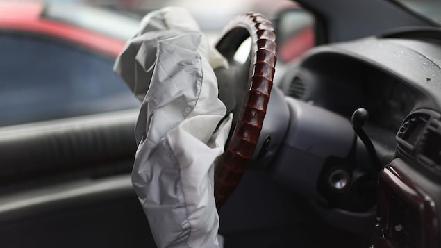 Un sac gonflable déployé dans un véhicule.