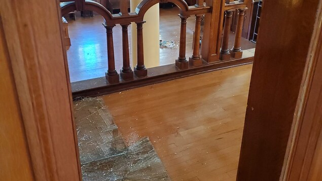 Une vitre brisée sur la terre au couvent de Cravelbourg.