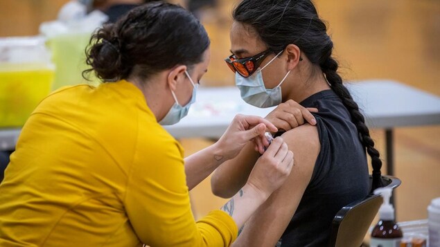 Une femme autochtone se fait vacciner contre la COVID-19,