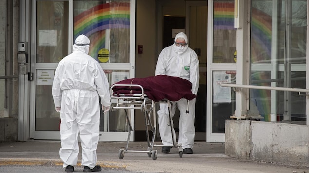 Un cadavre est évacué du CHSLD Sainte-Dorothée, à Laval, durant la première vague de la pandémie.
