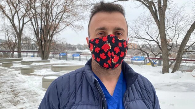 Le Dr Hassan Masri de face, portant le masque.