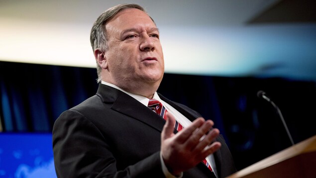 Mike Pompeo parle sur une tribune.