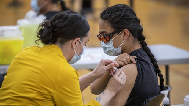 Une femme de la Nation Tsleil-Waututh se fait vacciner.