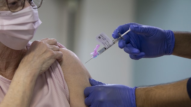 Patricia Timmons, 74 ans, reçoit le vaccin contre la COVID-19 à Toronto.