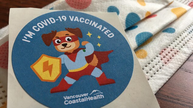 Un collant de vaccination pour enfant sur un masque. 