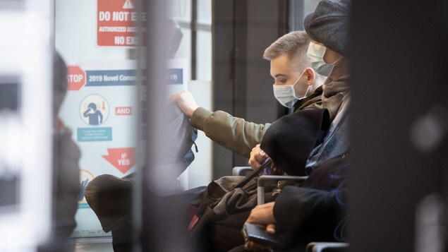 Des patients attendent à l'intérieur d'un centre de dépistage de la COVID-19 à Vancouver.