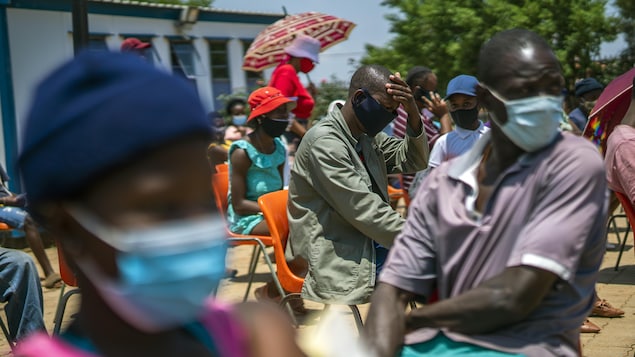 Plus d’équité vaccinale, moins de restrictions inutiles, réclament des experts