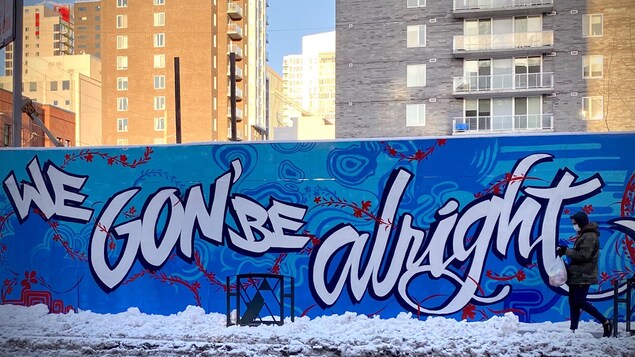 Immense murale sur laquelle on peut lire « we gon'be alright » ou « ça va bien aller ».