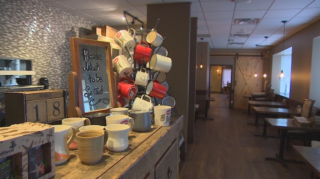 Des tasses de café et un comptoir de restaurant.