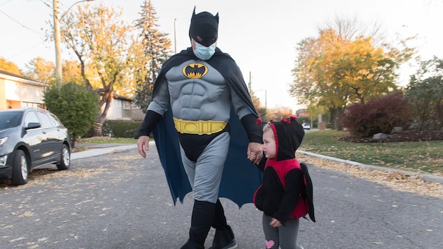Tao na naka-costume ng Batman kasama ang isang bata.