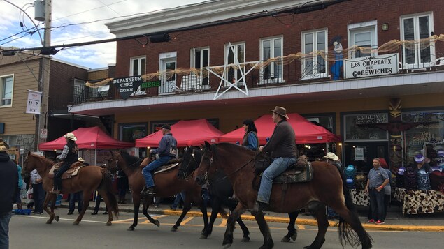 Des cowboys à cheval se promènent dans la Ville de Saint-Tite Des cowboys à cheval se promènent dans la Ville de Saint-Tite