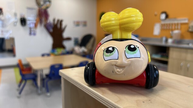 Un jouet dans une salle de jeu. Le jouet représente une coccinelle.