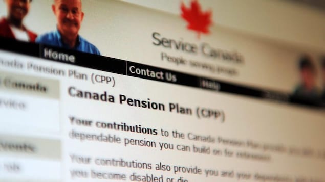 Una computadora muestra la página del Plan de Pensiones de Canadá.