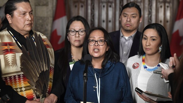  Debbie Baptiste, la mère de Colten Boushie, s'adresse aux médias dans le foyer du Parlement à Ottawa.