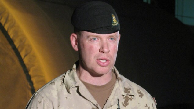 Le lieutenant-colonel Craig Dalton, chef de la Force opérationnelle à Kandahar lors d’une conférence de presse le 15 juillet 2010 à Kandahar.