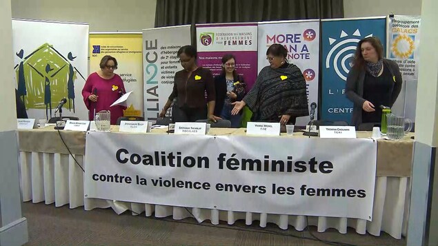 Différents membres de groupes œuvrant contre les violences faites aux femmes prennent place pour annoncer la création de la Coalition féministe.