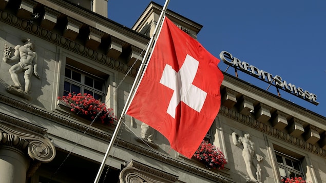 Le drapeau national suisse flotte au-dessus d’une succursale de la banque Crédit suisse à Lucerne, en Suisse, le 19 octobre 2017.