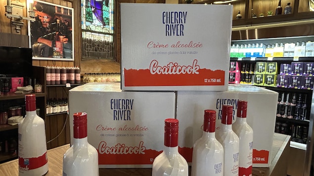 Trois caisses de crème alcoolisée à la vanille.