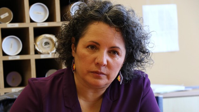 Une femme écoute attentivement une personne hors champ