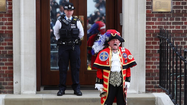 Un homme crie devant l'hôpital St Mary de Londres. Un homme crie devant l'hôpital St Mary de Londres.