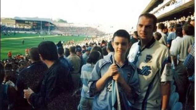 Une photo de Criostoir et son oncle Jay en 2001 lors de son premier match de football gaélique à Dublin Une photo de Criostoir et son oncle Jay en 2001 lors de son premier match de football gaélique à Dublin