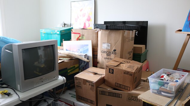 Une pièce encombrée de boîtes de déménagement.