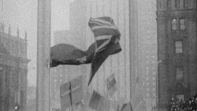 Des manifestants au centre-ville de Montréal dans les années 60.