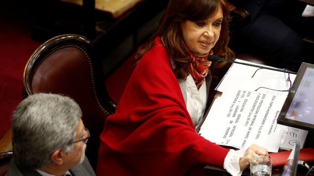 La sénatrice et ex-présidente de l’Argentine, Cristina Fernandez de Kirchner, est assise à côté du sénateur Marcelo Fuentes. La sénatrice et ex-présidente de l’Argentine, Cristina Fernandez de Kirchner, est assise à côté du sénateur Marcelo Fuentes.